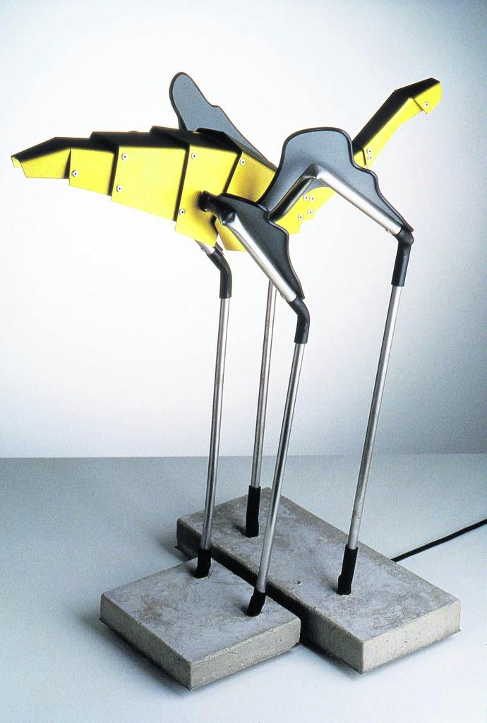 Postmodernia. Stefan Lindfors yhdisti vuonna 1988 suunnittelemassaan Scaragoo-lampussa räväkästi muotoilua ja veistotaidetta. Kuva: Designmuseo