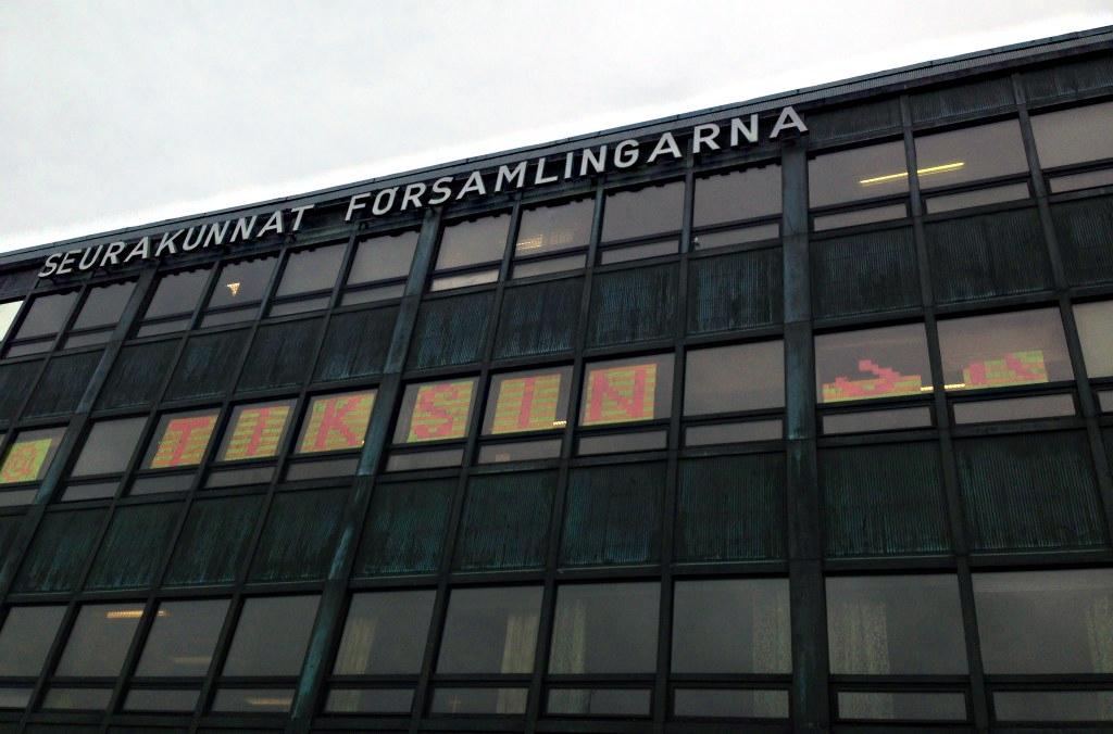 Vantaan seurakuntien talon ikkunan peittyivät post-it-lapuilla, tempauksen takana on Tikkurilan serakunnan Tykkää-projekti.