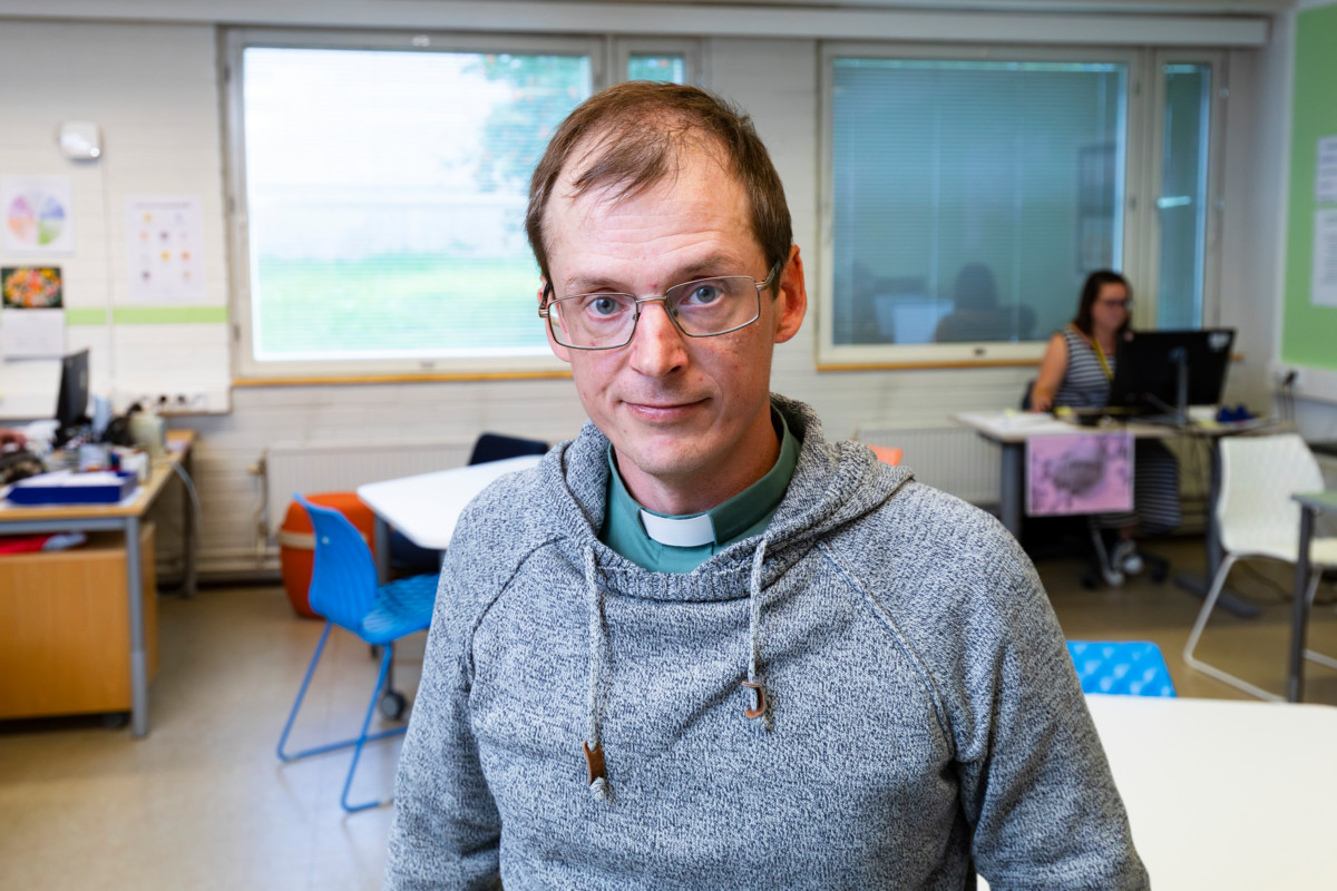 Oppilaitosdiakoni Jani Havumäki haluaa viettää mahdollisimman paljon aikaa siellä, missä opiskelijatkin ovat. Taustalla kuvassa ammatillinen ohjaaja Tiina Kukkola työskenteli luokassa, jossa kukin opiskelija teki omaan tutkintoonsa kuuluvaa osaa joustavassa opetuksessa.