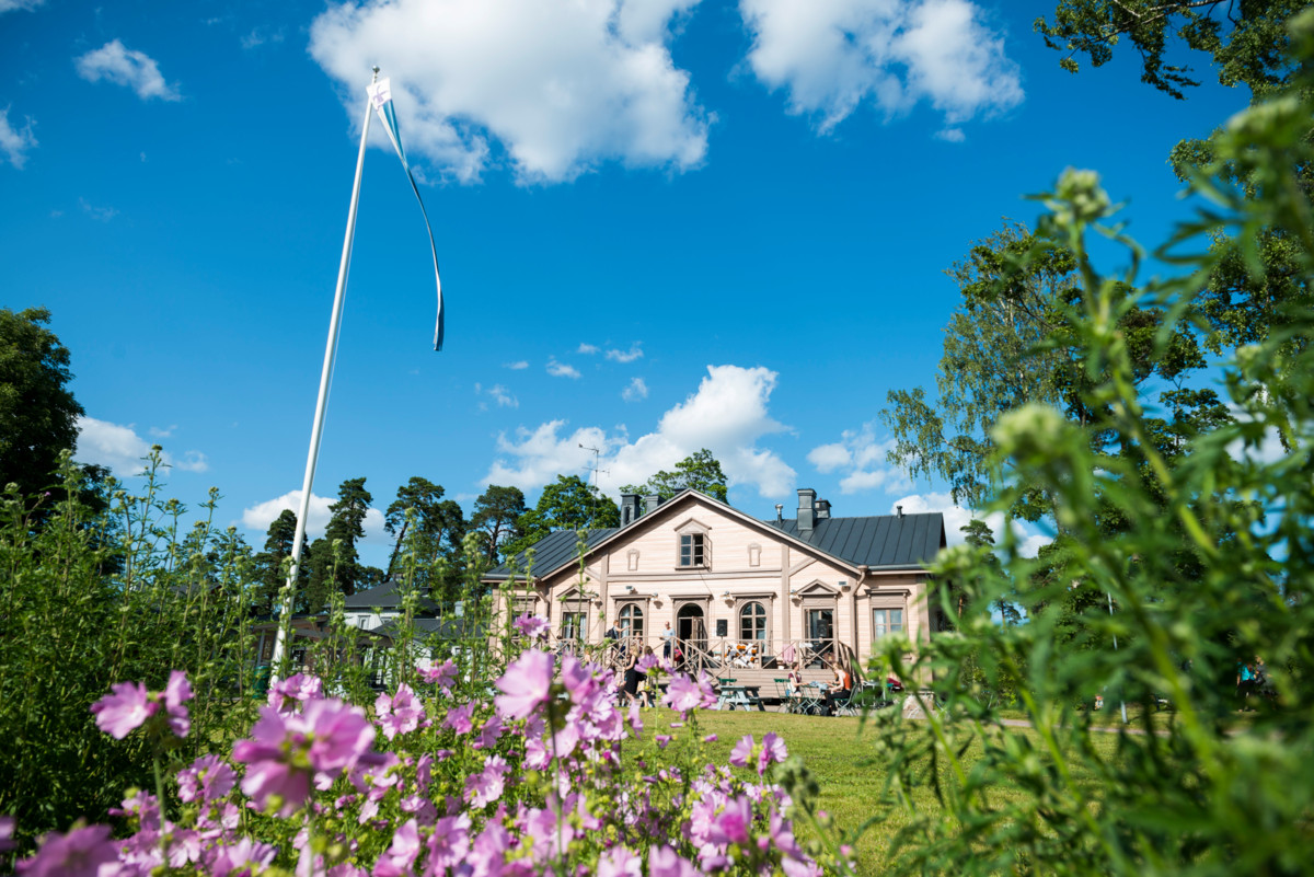 Mustasaari Helsingin edustalla kutsuu mittumaarin viettoon. Kuva: Pekko Vasantola / Helsingin seurakunnat.
