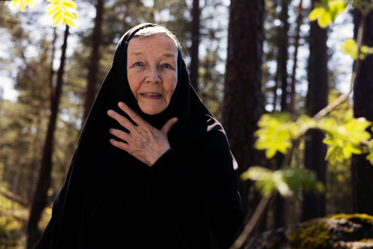 “Kaikkien yrttien kasvattaminen on ihan yhtä helppoa. Jos vain sadetta saa, niin kaikkihan kasvaa”, nunna Nektaria sanoo.
