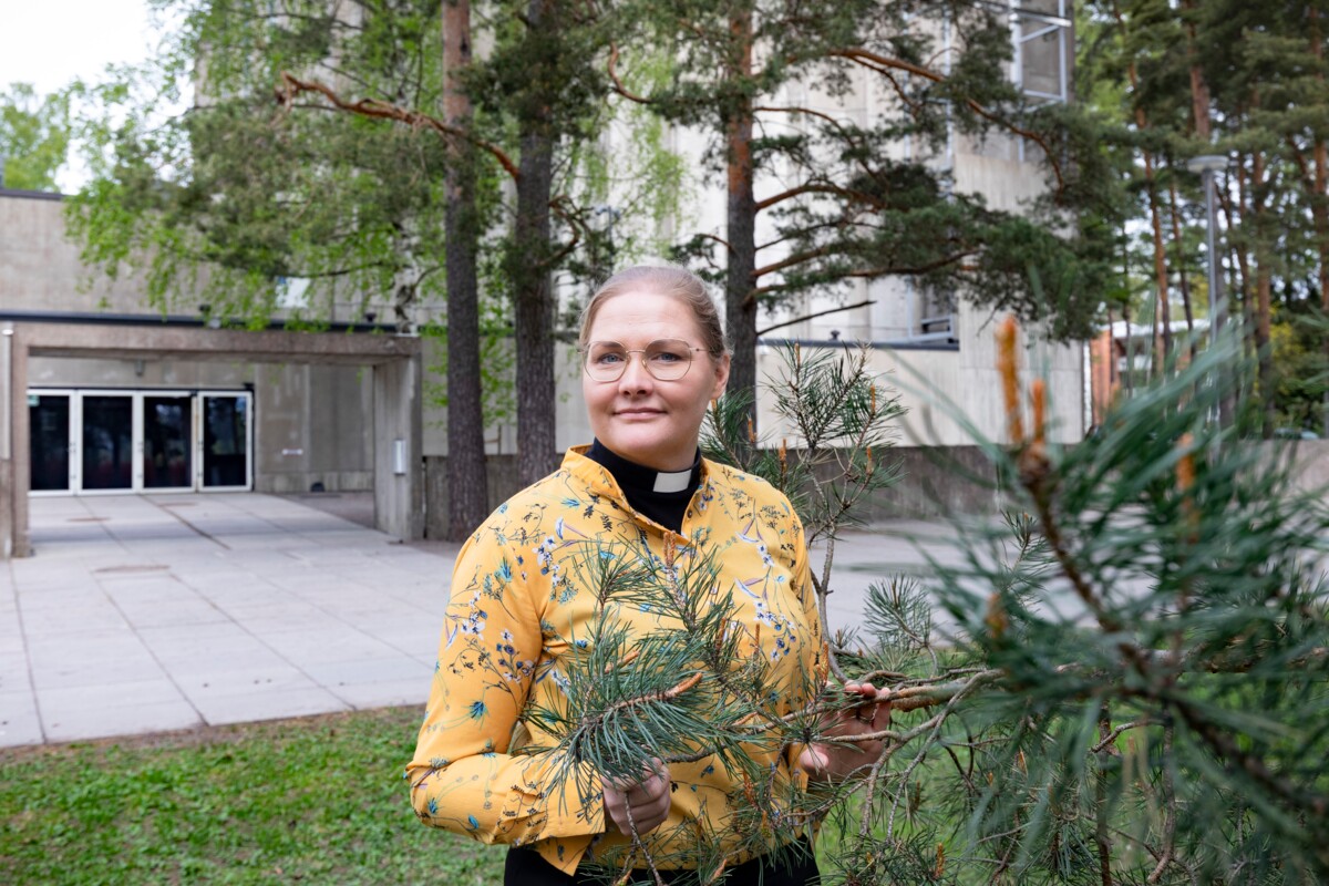 Heidi Zitting: ”Ensimmäisenä vuonna konkreettisinta on Otaniemen kappelin peruskorjauksen valmistuminen ja sen toiminnan käynnistyminen. Haluaisin nähdä Otaniemen kappelin laajasti moninaisia ihmisiä palvelevana seurakuntatoiminnan ja jumalanpalveluselämän keskuksena. Kappeli osuu kiinnostavaan luonnonläheiseen keidaskohtaan dynaamisen yliopistokampuksen ytimessä. Luonto ja luomakuntahengellisyys yhdistyy siellä luontevasti monikielisen ja yrittäjähenkisen teknologia-, taide- ja tiedeyhteisön kanssa. Tämän kappelin mahdollisuudet haluaisin virittää huippuunsa. Toinen asia, johon haluan kiinnittää erityisesti huomiota tulevina vuosina, on henkilöstön hyvinvointia tukevat työyhteisön rakenteet ja käytännöt.”