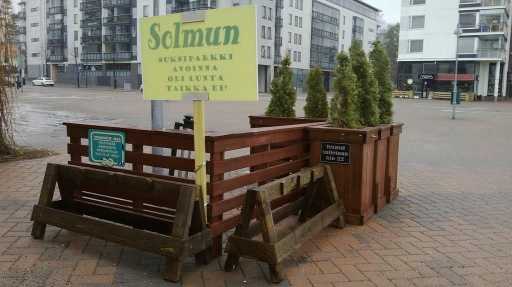 Lumetonta. Ravintolan suksiparkissa on riittänyt tilaa Aurinkolahdessa. Meren jäälle ei ole ollut menemistä tänä talvena. 