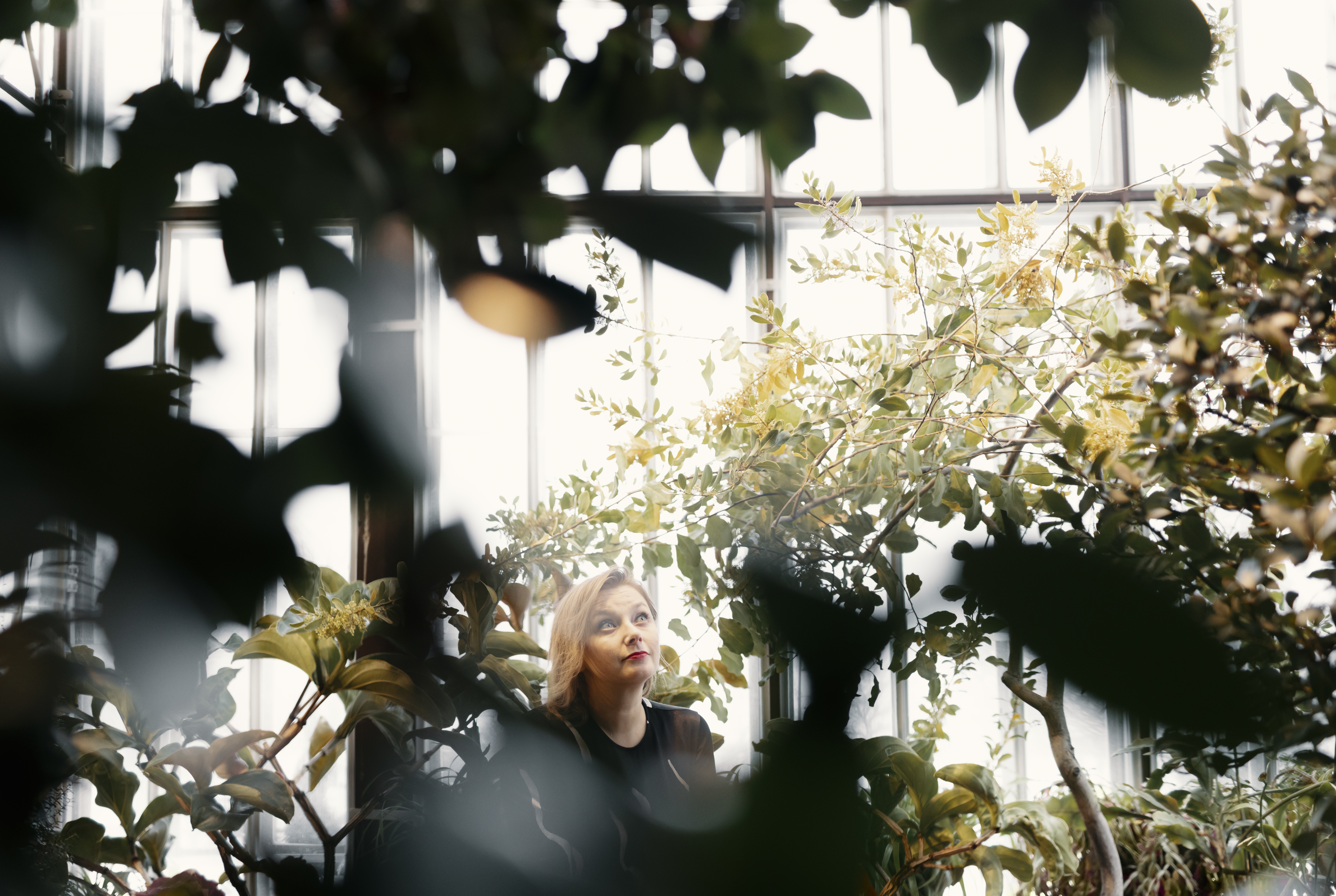 Suvi Auvinen kiinnostui karhukaisista luettuaan kuuhun lähetetyistä otuksista. Hän matkusti niiden perässä ympäri maailmaa ja osallistui jopa tulivuoritutkimusretkelle. Hänet kuvattiin Helsingin Talvipuutarhassa vuonna 2023. Kuva: Joonas Brandt