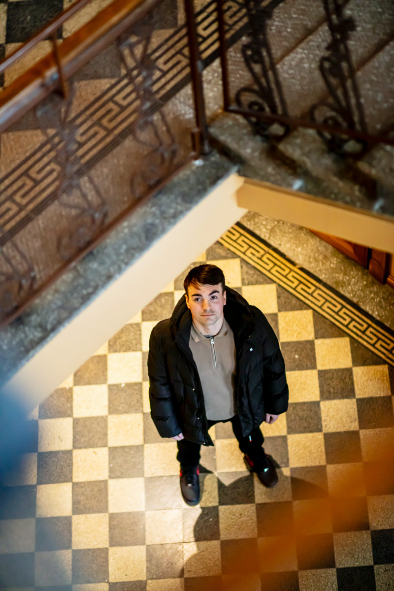 ”Tajusin jo teini-ikäisenä, että olen ihminen, joka koukuttuu aineisiin nopeasti”, Eliel sanoo. Hänet kuvattiin Diakonissalaitoksen tiloissa Helsingin Alppikadulla.