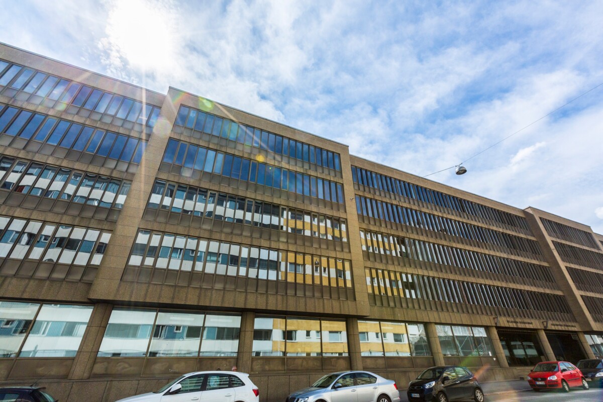 Seurakuntien talo sijaitsee Helsingin Kalliossa, osoitteessa Kolmas linja 22.