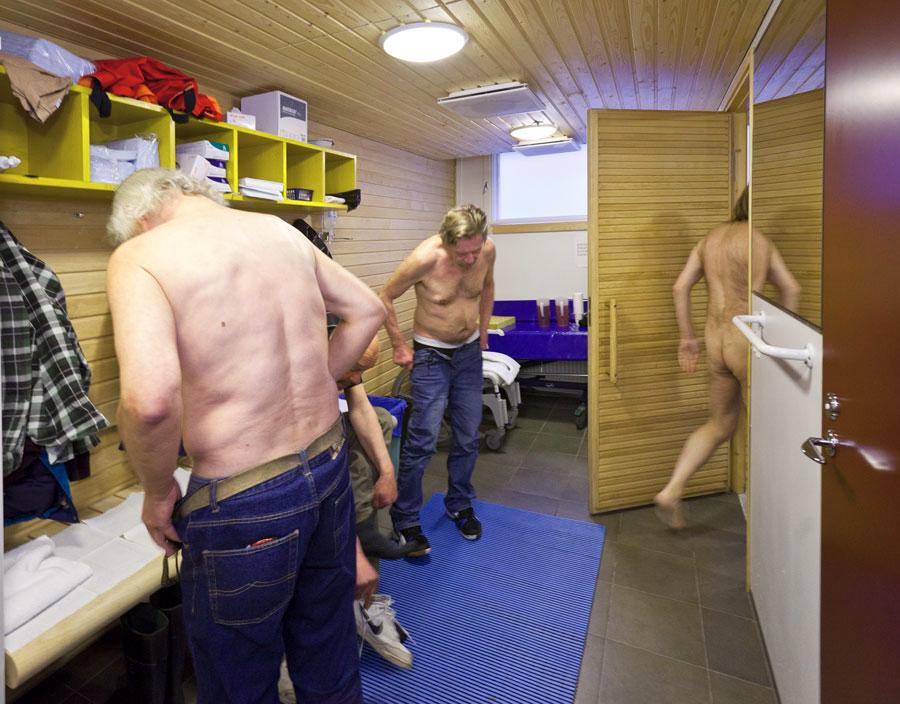 Ensin saunaan. Kodittomien yö käynnistyy Myllypuron kirkolla perinteisesti saunomisella. Sen päälle saa puhtaat vaatteet ja ruokaa. Kuva: Esko Jämsä 