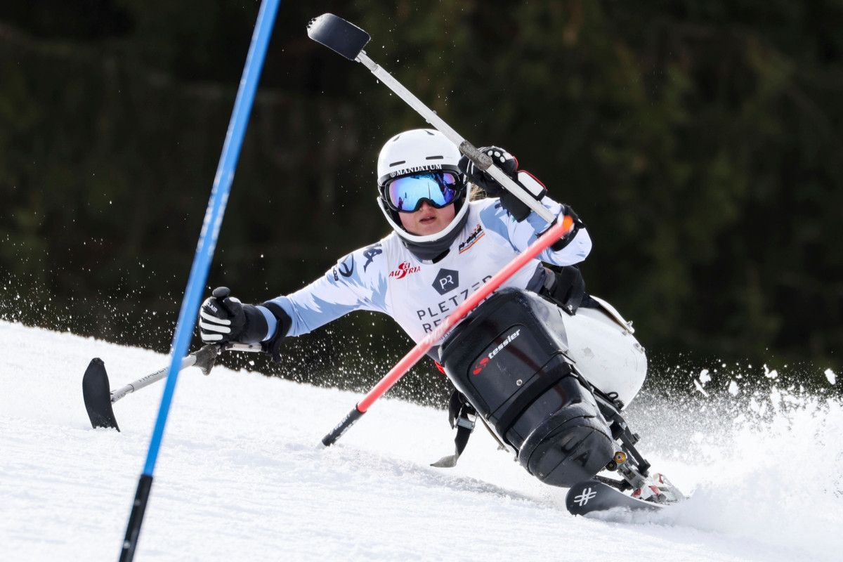 Nette Kiviranta on 24-vuotias espoolainen, joka osallistuu ensimmäisiin paralympialaisiinsa Italiassa maaliskuussa. Hänen kilpailupäivänsä ovat 12.3. ja 14.3. Kiviranta kilpailee istumaluokassa LW11. ”Istumakelkassa on vähän vastaavalainen ilmajousi kuin motocross-pyörissä.” Kuva Mathias Mandl.