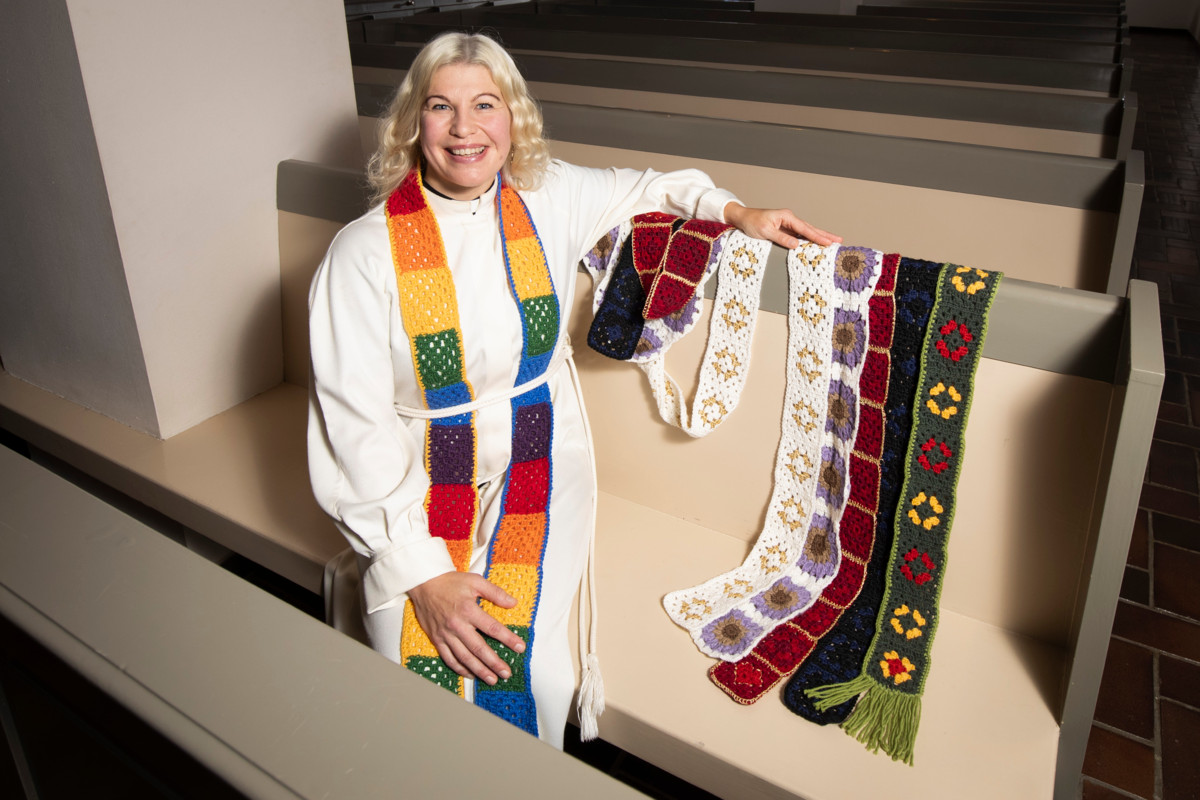 Pappi Jaana Kivekäs innostui virkkaamaan isoäidinneliöitä viime kesänä. Nykyään virkkaustyö kulkee mukana kokouksissa ja lomalla.