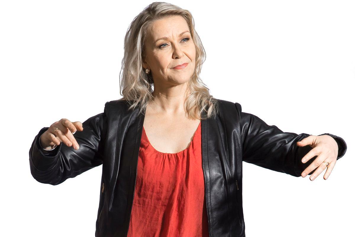 Teija Palolahti johtaa kauniaislaista AccaBella-naiskuoroa, jonka harjoituksissa lapsetkin saavat olla mukana.
