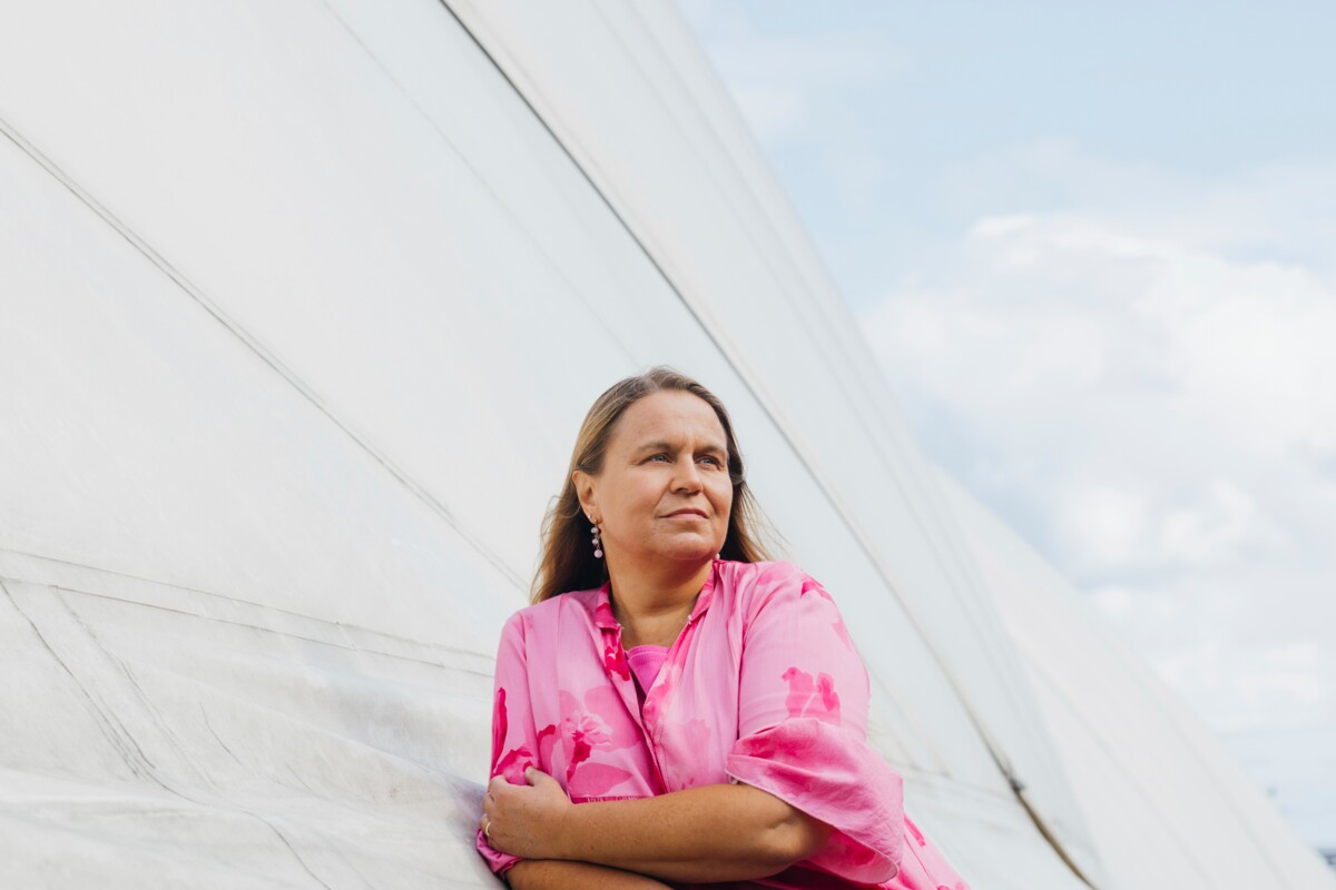 Nina Nores-Syvänen on kokenut, että hiljaisuus ja yksinkertaiset laulut tekevät hänelle hyvää.