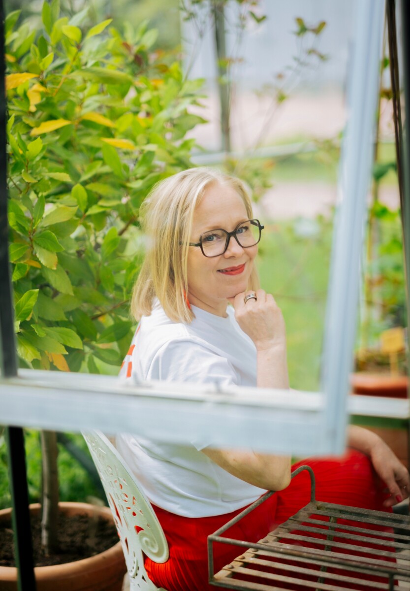 Kesälomalla Kaisa-Leena Juvonen vietti aikaa mökillään, jossa hän rentoutui lukemisen, marjastamisen ja saunomisen parissa.