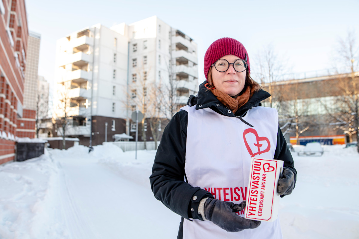 Diakoniajohtaja Elina Leppihalme on jalkautunut myös itse lipaskerääjäksi. Tämä kuva on otettu tammikuussa 2021 Helsingin Malmilla.