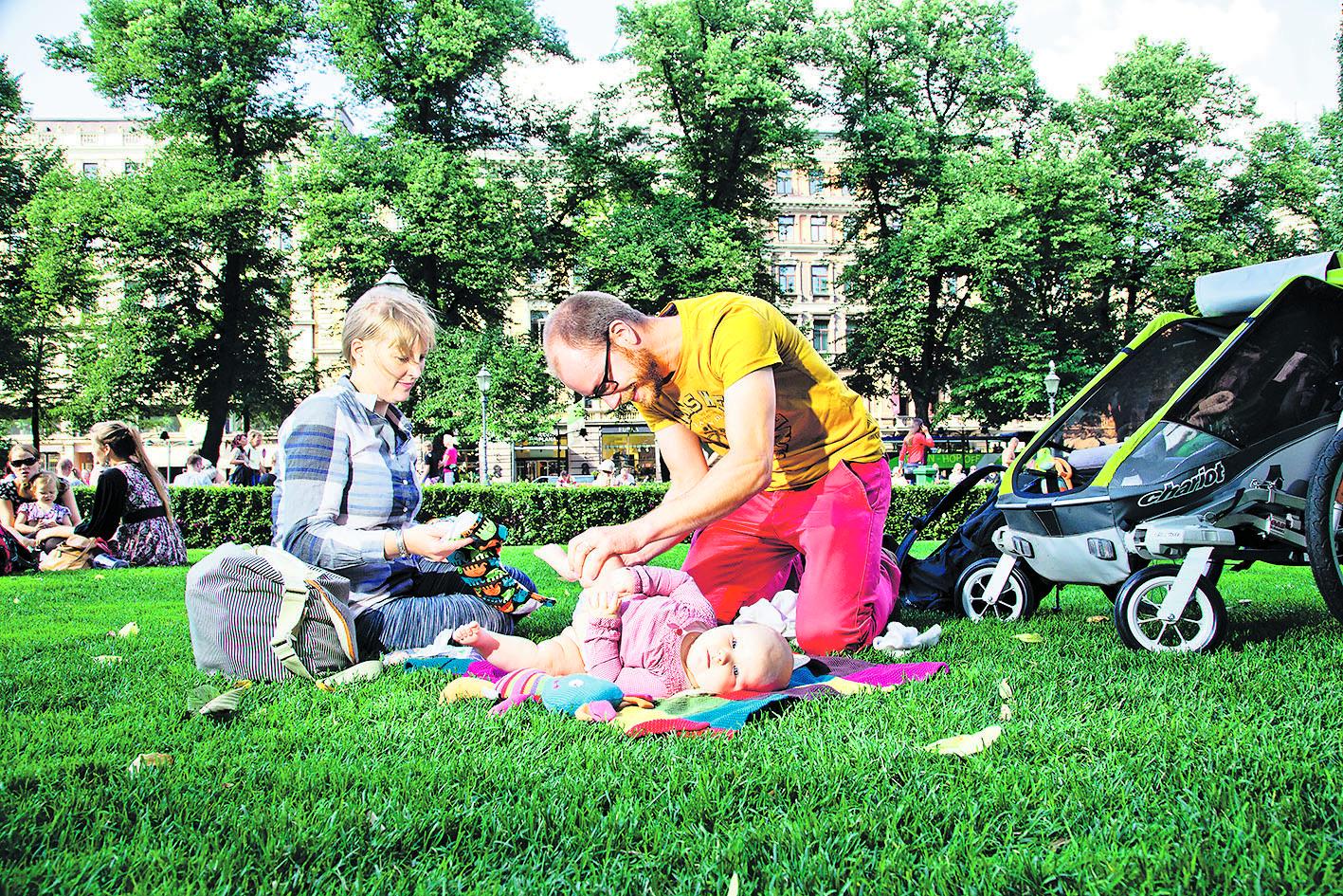 Espalla. Anni-Leena Myllylä-Tervo ja Veikko Tervo ovat tottuneet hoitamaan Solja-tytärtään kaikenlaisissa paikoissa.