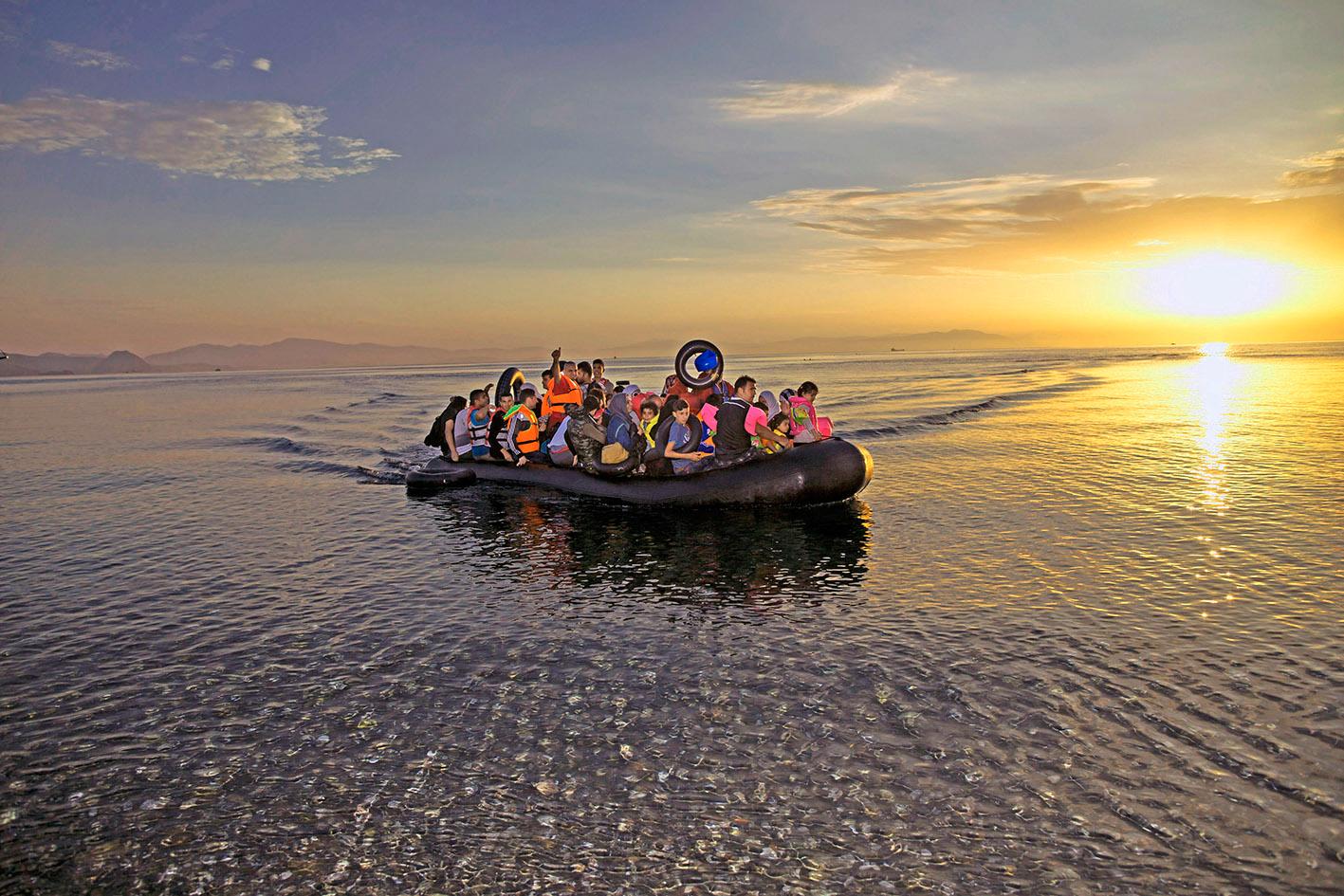 Kumiveneellä turistikohteeseen. Nämä venepakolaiset saapuivat Kreikan Kosin saarelle elokuussa.