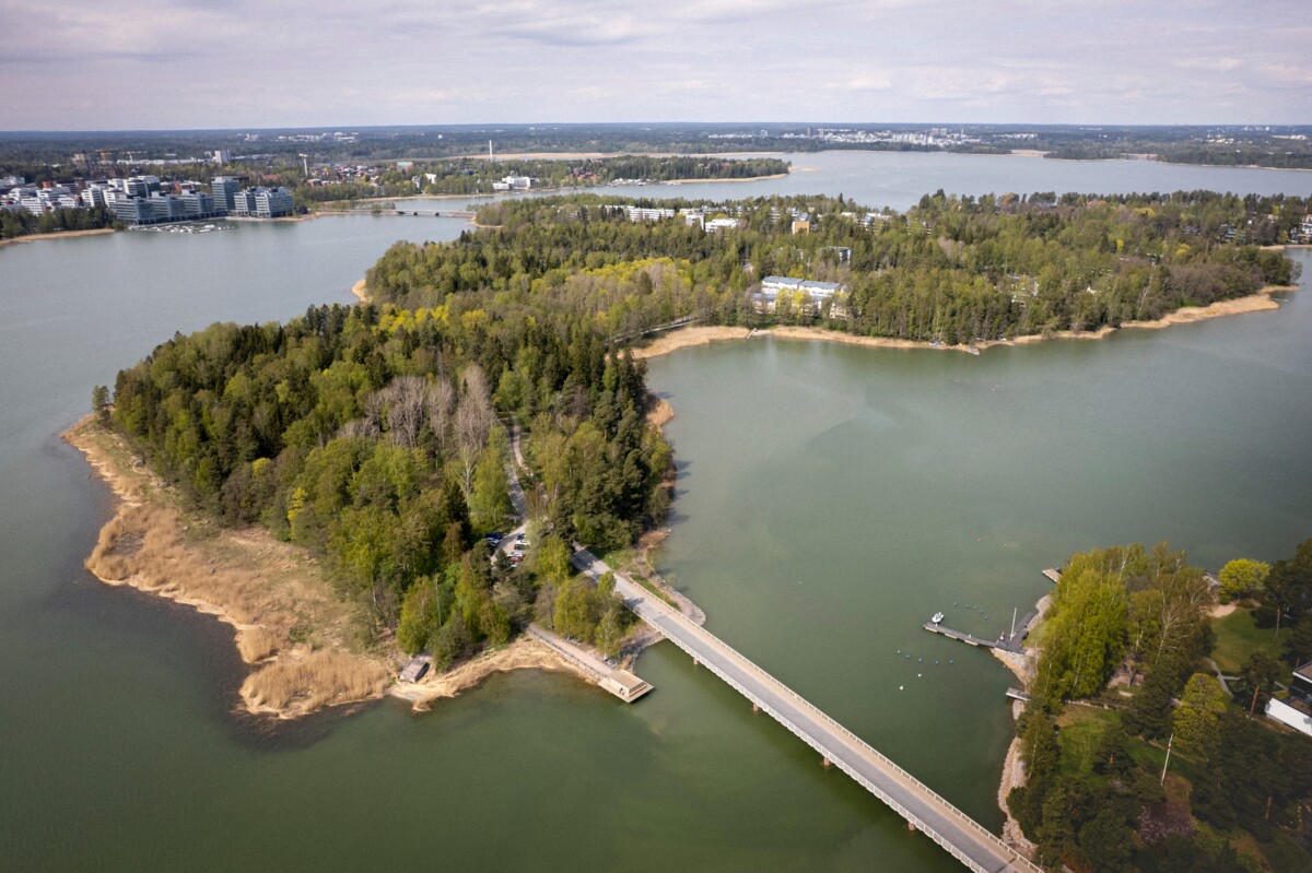 Vantaan seurakuntayhtymä omistaa paljon maata Helsingin Lehtisaaresta. Taustalla on 1600-luvulla kirkolle tehty lahjoitus.