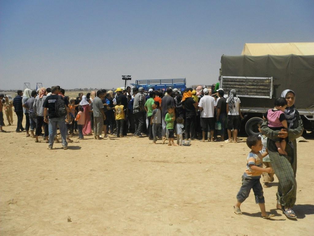Ruuanjakoa Za'atrin pakolaisleirillä Jordaniassa. Kuva on otettu leirin perustamisen jälkeen viime heinäkuussa. Kaikki leirin asukkaat ovat ruoka-avun varassa ja asuvat pääosin teltoissa.