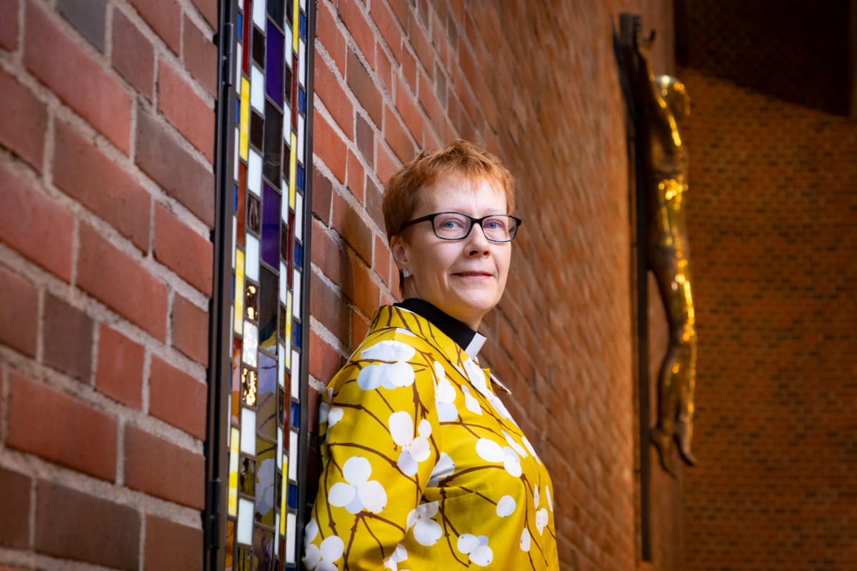 Elina Perttilä pitää tärkeänä, että ehtoollinen on mahdollisimman saavutettava kaikille. Kuva: Esko Jämsä