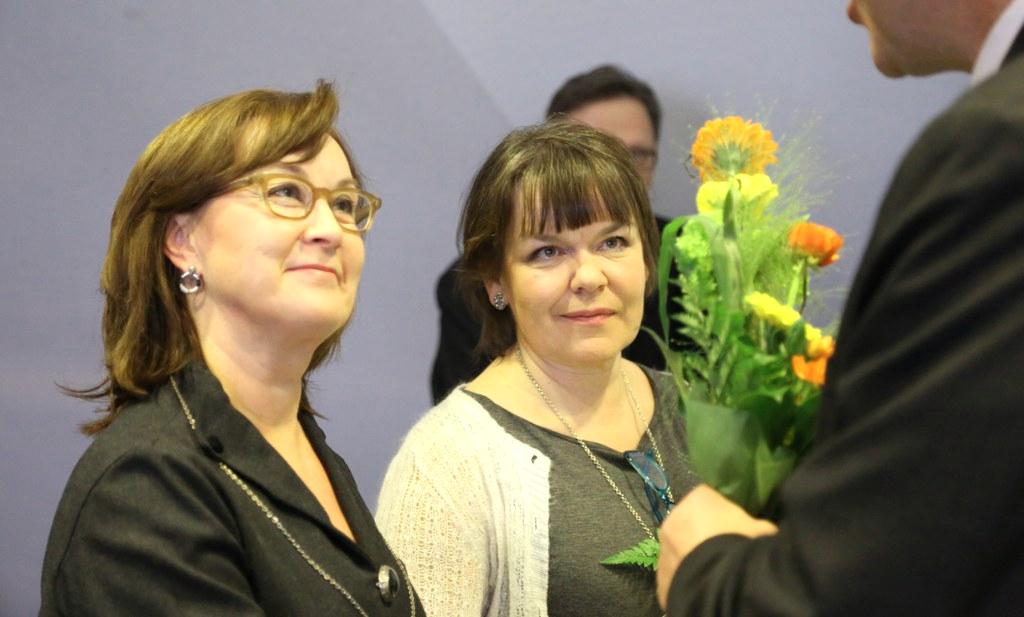 Toimittajat Marketta Mattila ja Raisa Rauhamaa saivat Kirkon viestintäpalkinnon 2011-2012. Kuva: Katri Saarela.