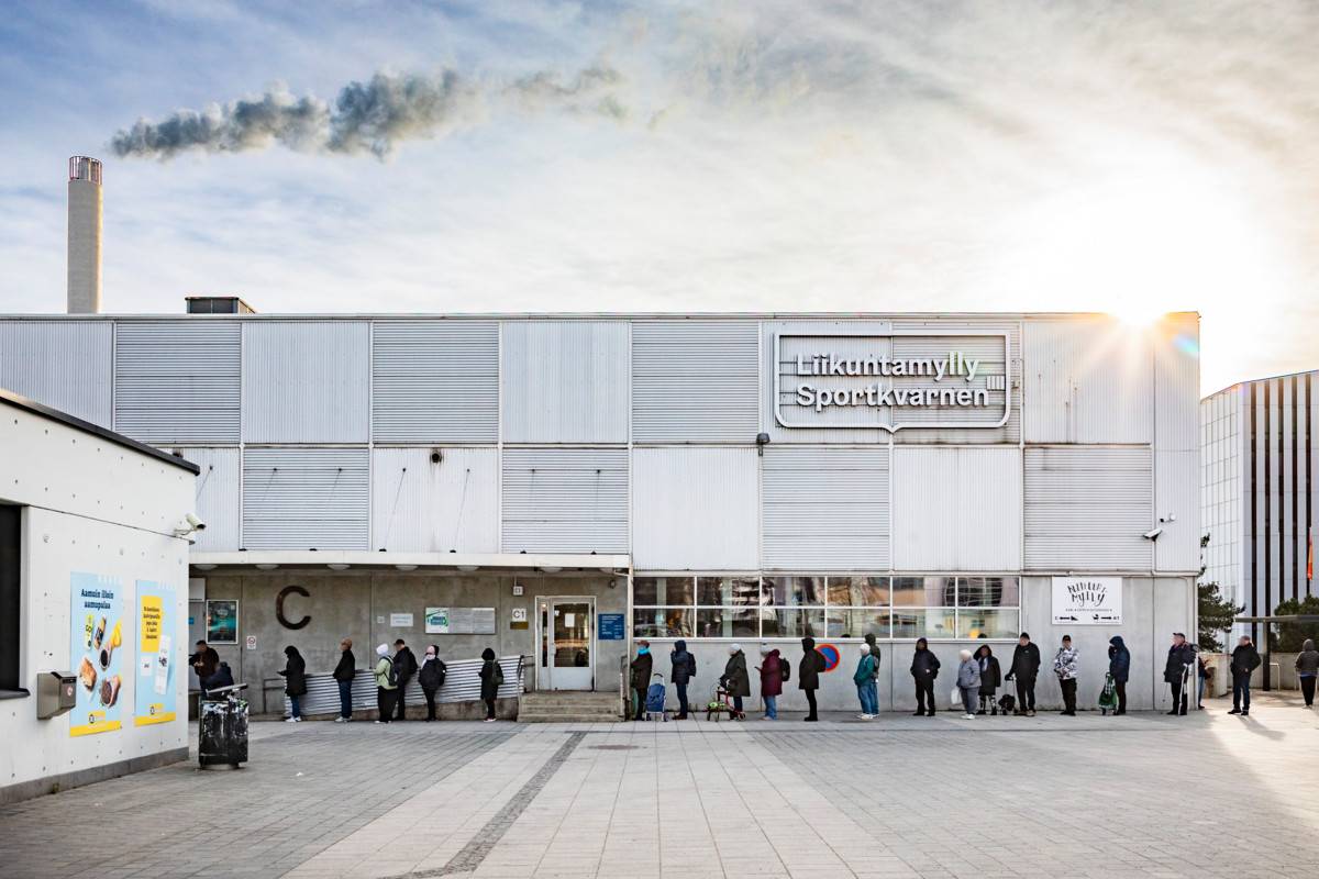 Myllypuron elintarvikeapu ry lopettaa toimintansa, sillä jaettavaa hävikkiruokaa on ollut niin vähän. Perjantaina 24. huhtikuuta ruoka-apua jonotettiin toiseksi viimeistä kertaa. Viimeinen jakopäivä on tiistai 28. huhtikuuta.