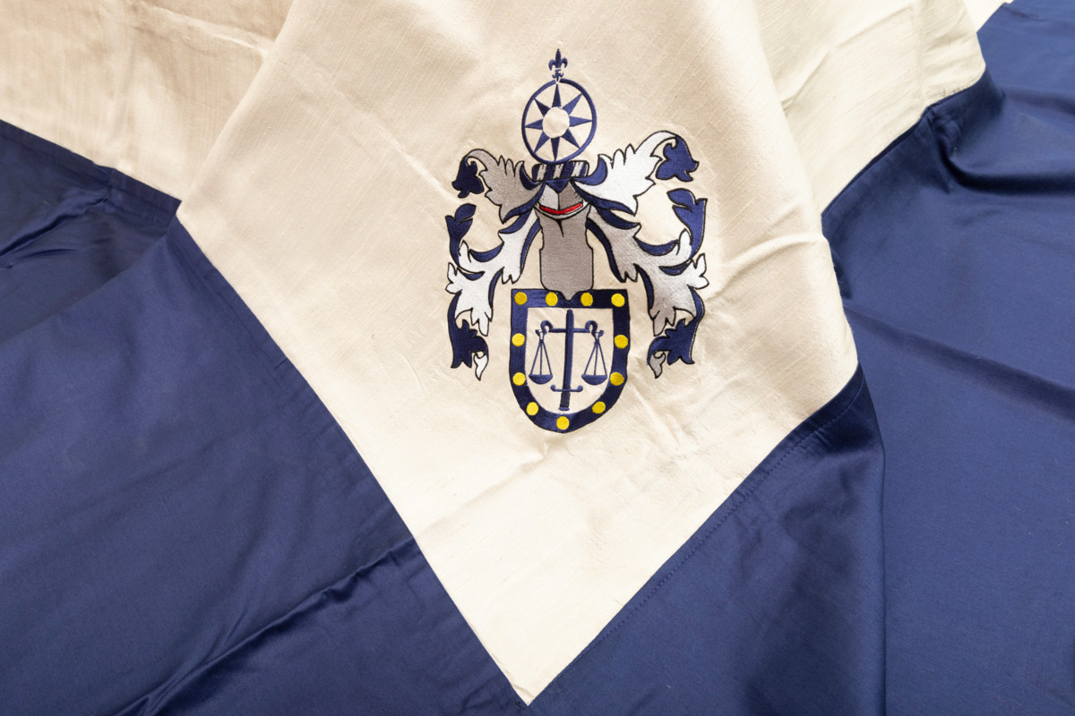 Backmanin suvulla on käytössä suvun oma arkkualba. Sen neljään kulmaan on kirjailtu Backmanin suvun vaakuna. 
