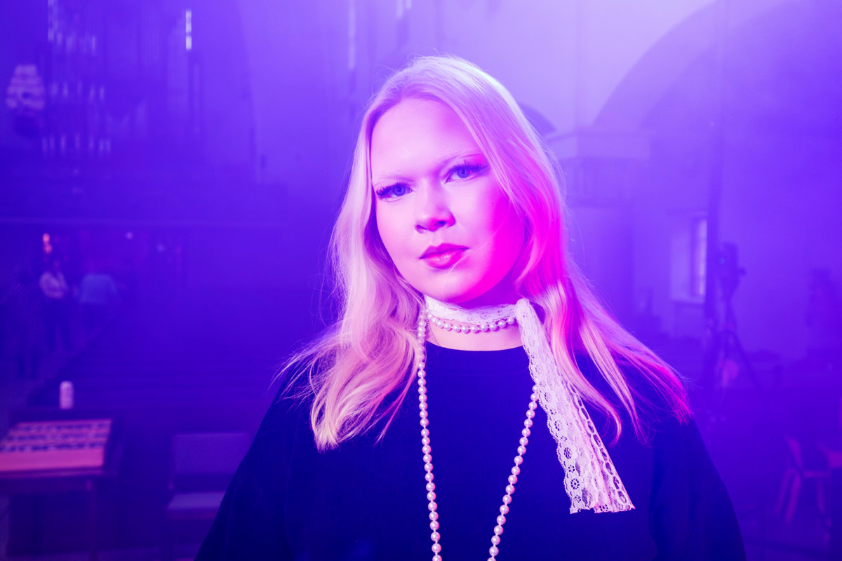 Anni Mäkinen käy Kallion lukiota ja päivät ovat usein pitkiä. Agricolamessuun jaksaa silti aina tulla.