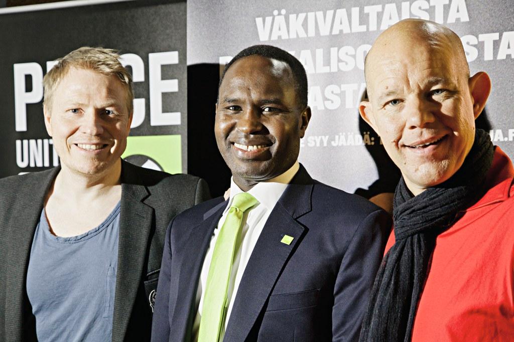 Aki Riihilahti, Mohamed Elsanousi ja Kaj Kunnas uskovat, että jalkapalloa pelaamalla voidaan edistää rauhaa. Kuva: Sirpa Päivinen 