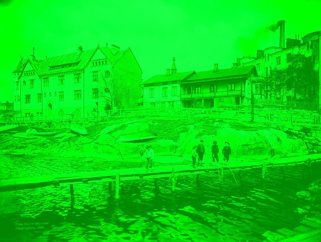 Helsinkiläispojat hankkivat särvintä pöytään nykyisen Ympyrätalon kohdalla vuonna 1907. Kuvalähde: Signe Brander / Helsingin kaupunginmuseo.