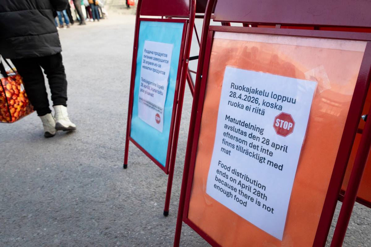 Kyltit kertoivat toiminnan päättymisestä. Jonon loppupäässä kaikki eivät olleet vielä kuulleet, että jakelu päättyy.