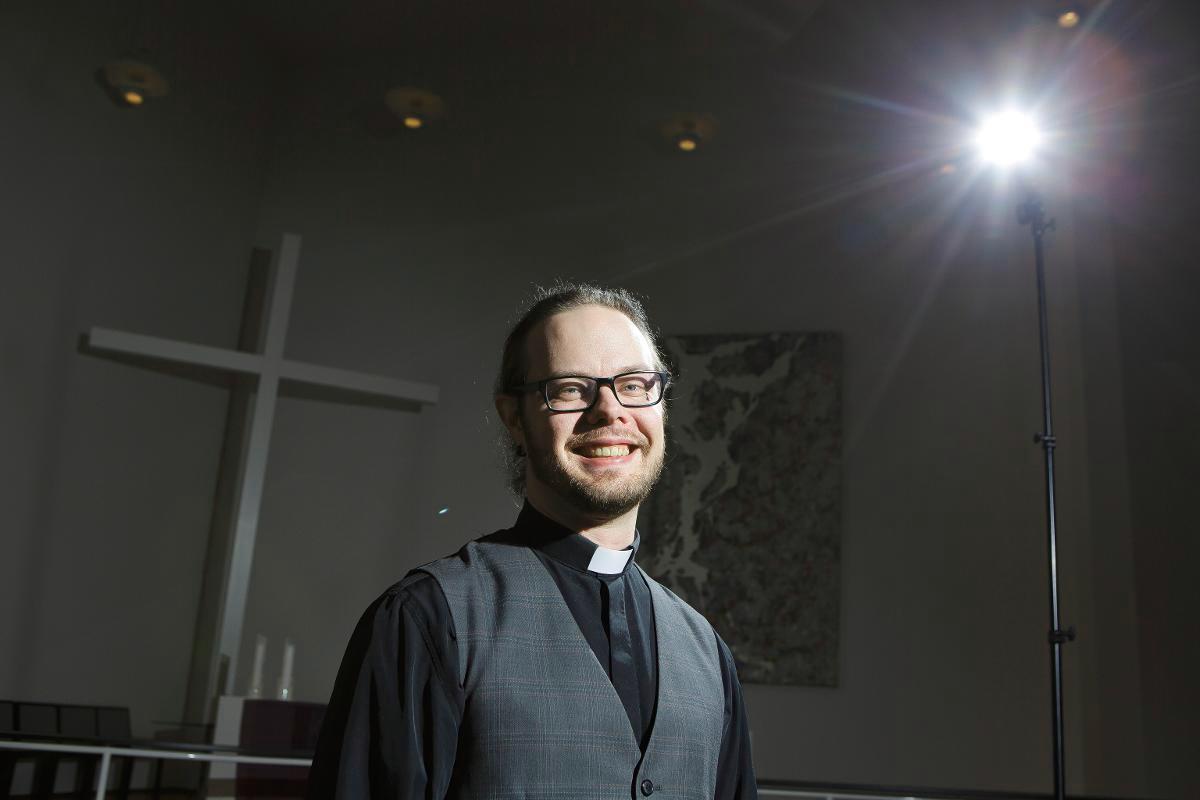 - Myös lapset ovat tervetulleita pääsiäisyön juhlaan. Tällaisista yhteisistä tapahtumista jää lapsille tärkeitä, vahvoja muistikuvia, sanoo Jussi Koski. Kuva: Patrik Lindström