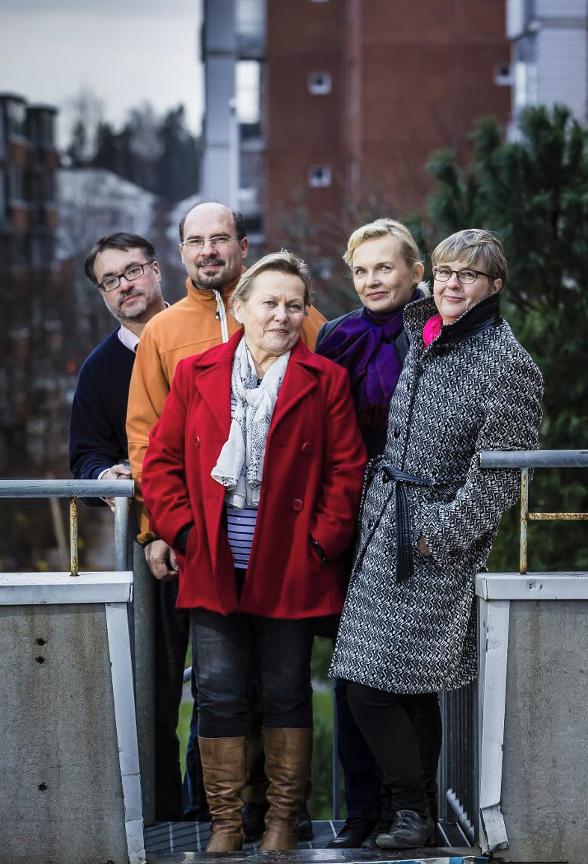 Perheiden puolella. Leppävaaran toimipisteen perheneuvojat odottivat budjettineuvottelujen tulosta viime viikolla. Kuvassa Timo Sampolahti, Jukka Törmänen, Mirjami Parant, Saija Falck ja Päivi Jaakkola.