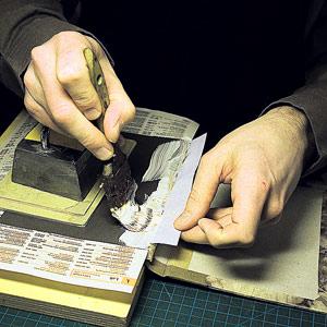 Jari Marttila antaa vanhalle kirjalle uuden elämän. Kuva: Juha Reunanen
