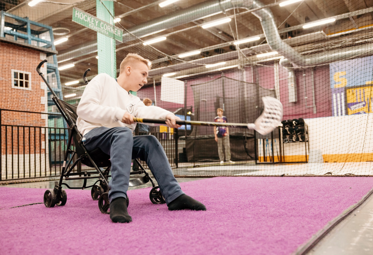 “Hei ne lastenrattaat on tehty lapsille, pyydätte rippilahjaksi omat”, kajahtaa ohjaaja Tiina Toivasen ääni pitkin hallia, kun pari leiriläistä työntää toisiaan vaunuissa kohti parkour- ja salibandyalueita.