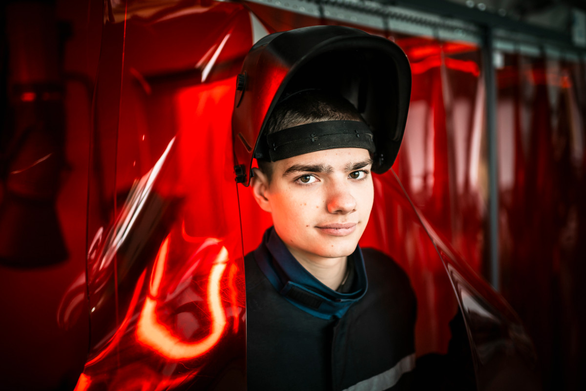 Oleksandr Shulga opiskelee hitsaajaksi ammattioppilaitoksessa Tšernihivissä Pohjois-Ukrainassa. Yksi opetuksen suurimmista haasteista ovat jatkuvat ilmahälytykset. Kuva: Antti Yrjönen