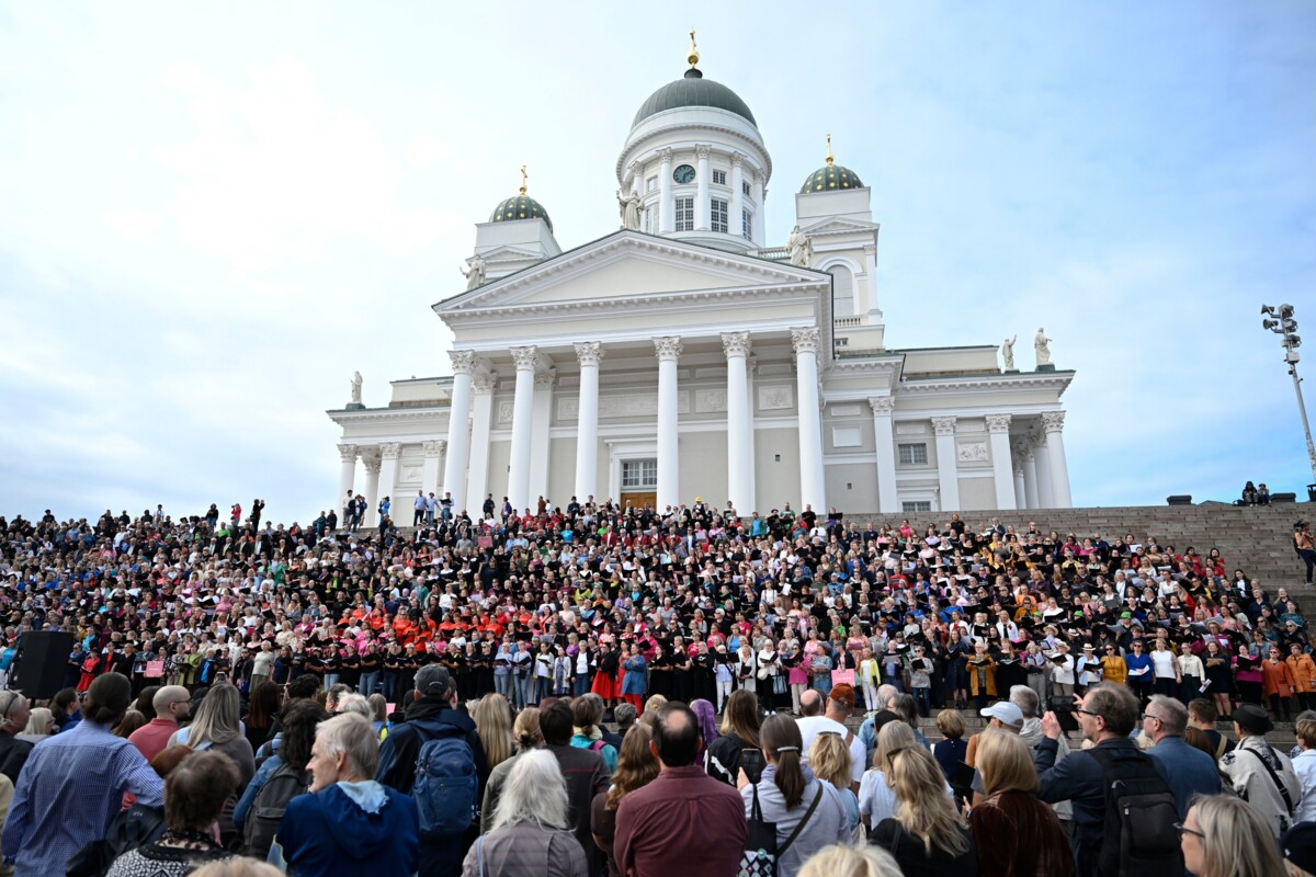 Kirkolla voi Jarno Limnellin mukaan olla yhteiskuntaa kokoava tehtävä. Kuvassa Kuorojen Kierroksen suurkuoro yhteiskonsertissa Tuomiokirkon portailla Senaatintorilla elokuussa 2026.
