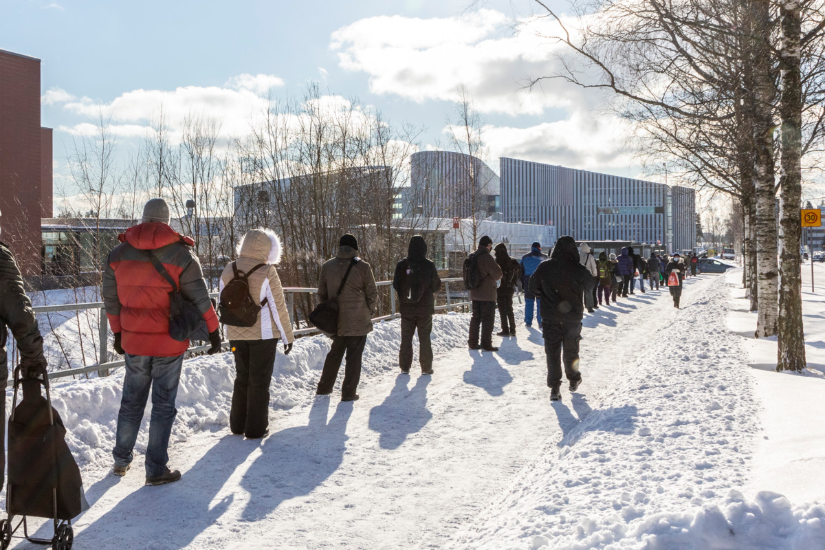 Ihmisiä ruokaa jonottamassa Myllypurossa keväällä 2021.