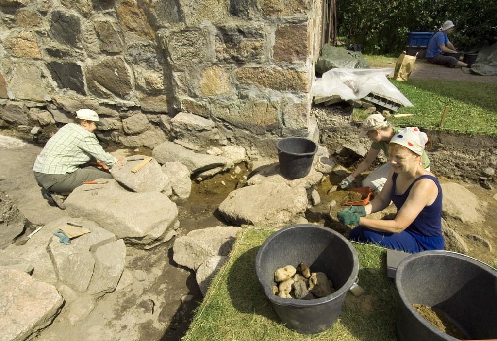 29.7. alkavissa kaivauksissa etsitään tietoa ajasta ennen 1700-lukua. Kuva kaivauksista vuodelta 2006.