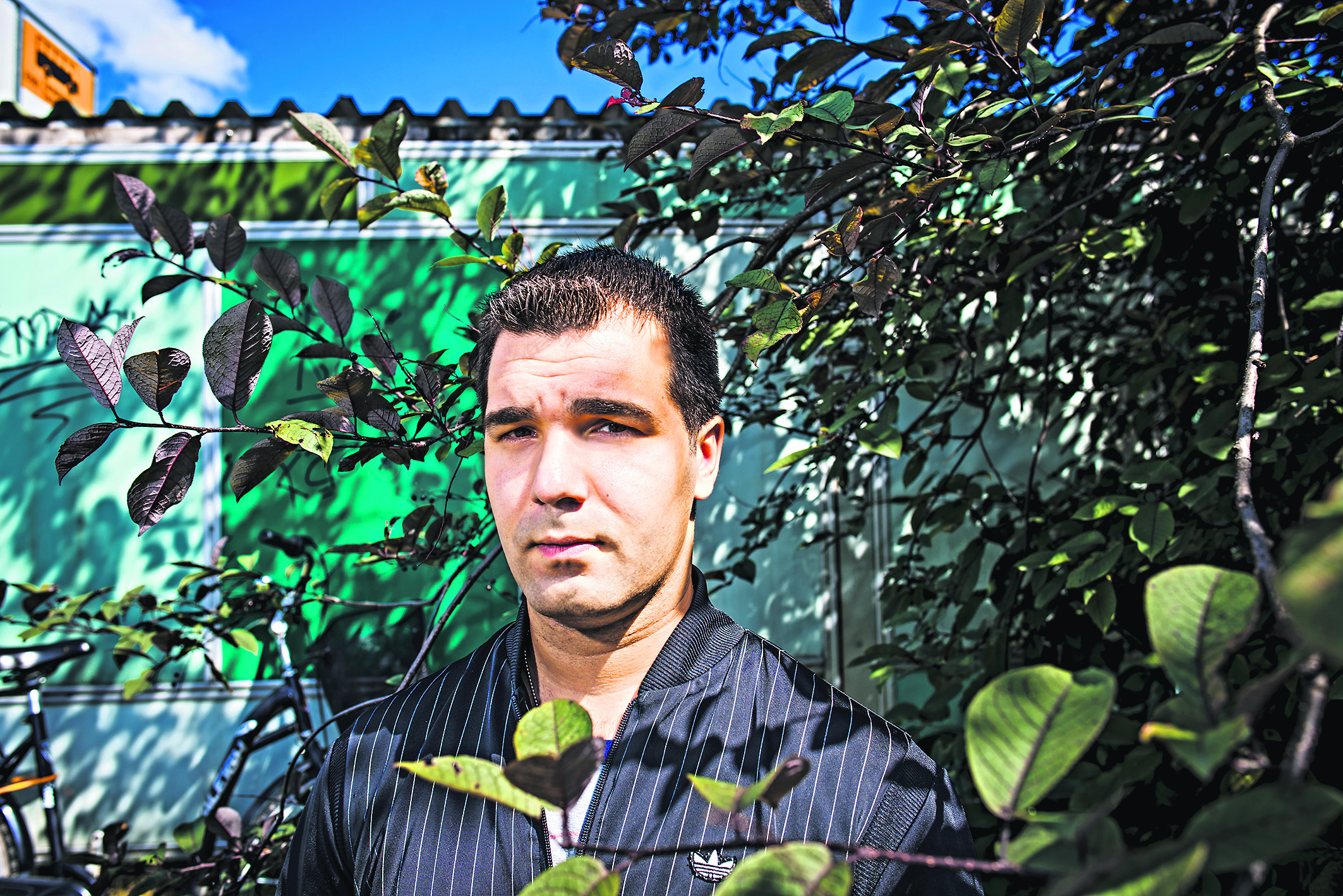 Daniel Ahlgren on juhlinut kesän alussa lähihoitajaksi valmistumistaan työpaikallaan Rinnekodilla ja lomansa aikana myös vanhempiensa luona Imatralla, ja tietenkin myös kavereiden ja ystävien kanssa Punkaharjulla. Kuva: Hans von Schantz