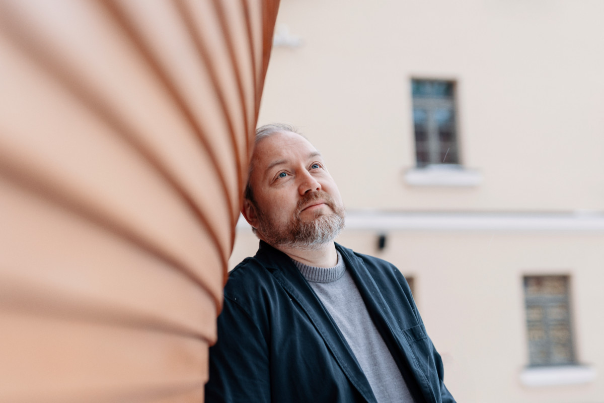 Henri Järvistä kiinnostaa, miten eri tavoin ihmiset kurottelevat kohti pyhää. Joillekin se on hiljainen rukous, toisille tarot tai jooga.