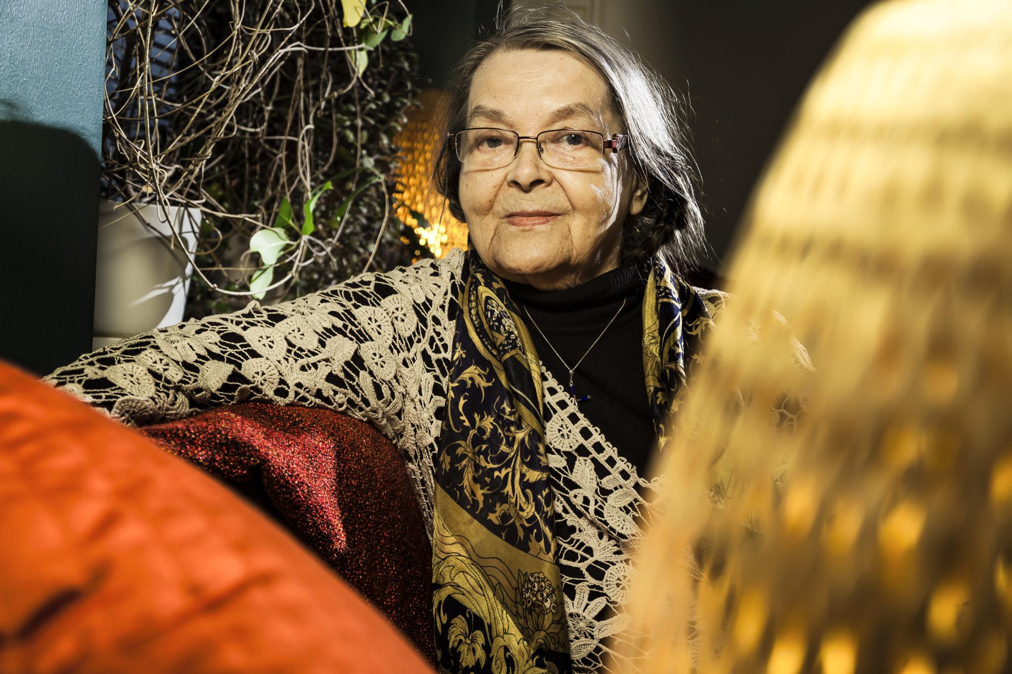 Hilkka Ala-Kurhila peräänkuuluttaa vanhusten laitoshoitoon potilaan oman arvomaailman ja elämäntaipaleen mukaista kohtelua. Hän suree sitä, että hengellisyys on riisuttu hänen miehensä elämästä kokonaan muistisairauteen vedoten. Kuva: Jukka Granström