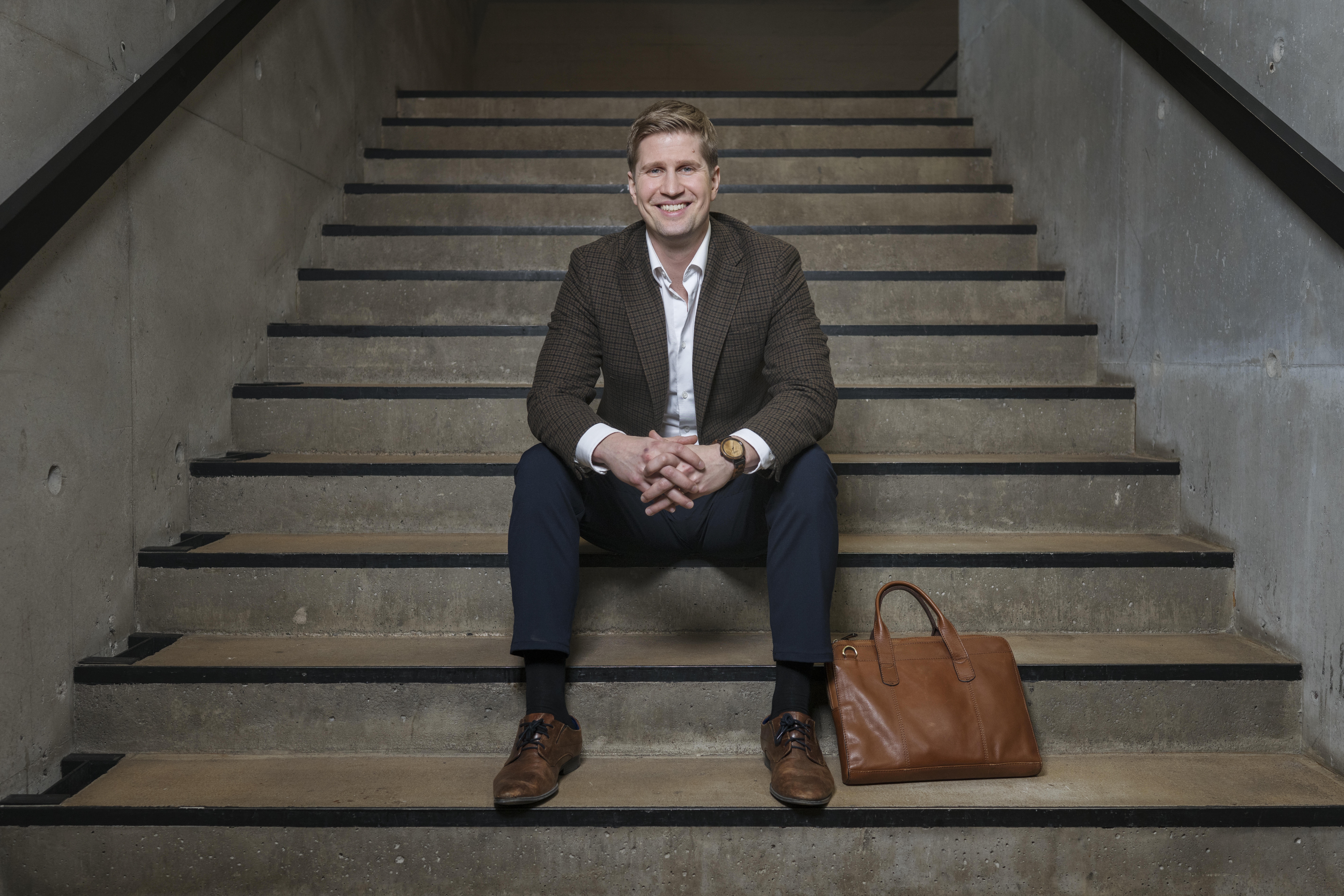 Henri Vanhanen ajattelee, että elämässä on kahdenlaisia asioita: niitä, joihin voi vaikuttaa ja niitä, joihin ei voi. Viisautta on erottaa nämä toisistaan. Tyyneysrukousta muistuttavaa ajatusta voi hänen mielestään soveltaa niin turvallisuuspolitiikassa kuin oman elämän ratkaisuissa. Kuva: Juho Kuva