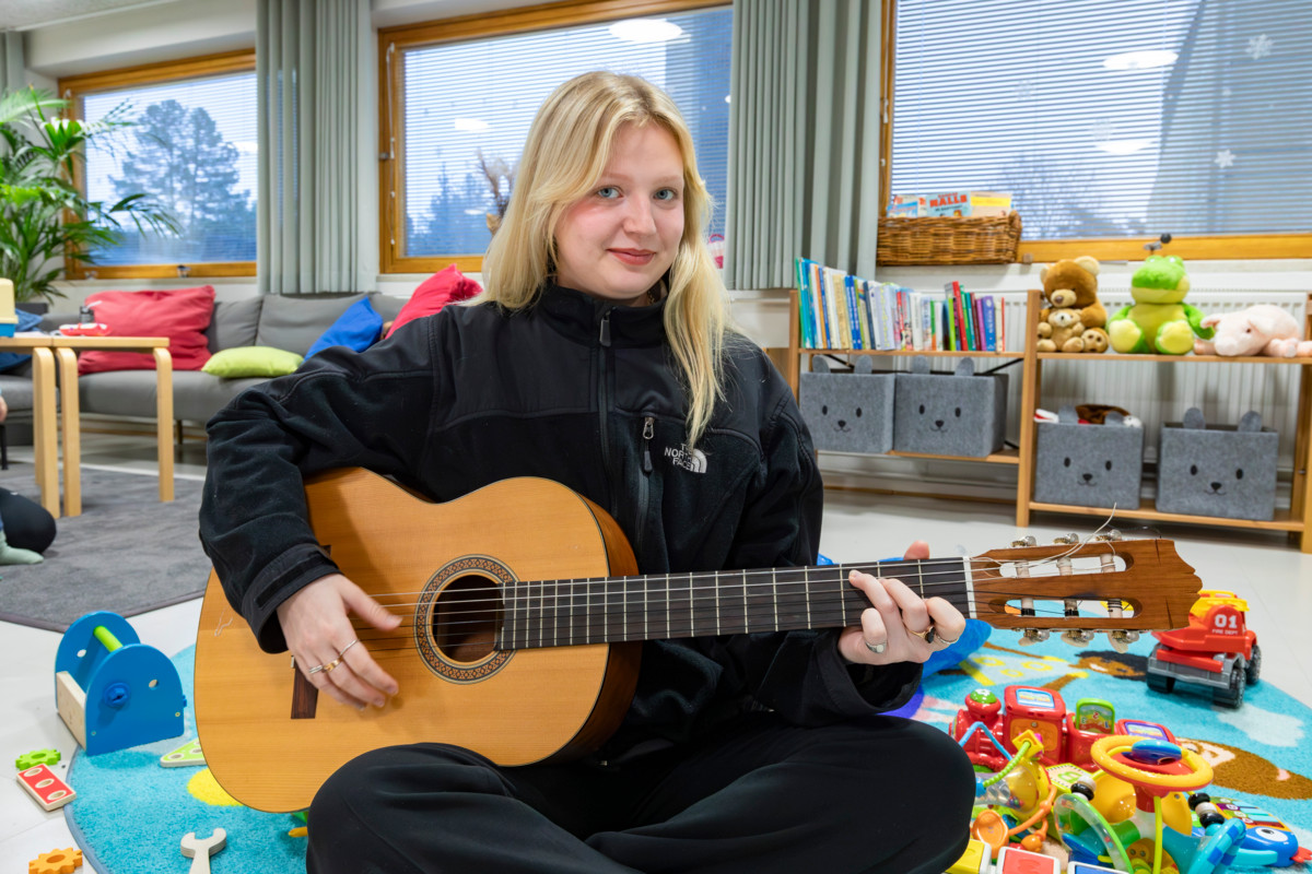  Lastenohjaaja Sandi Bengts ohjaa ruotsinkielistä muskaria.