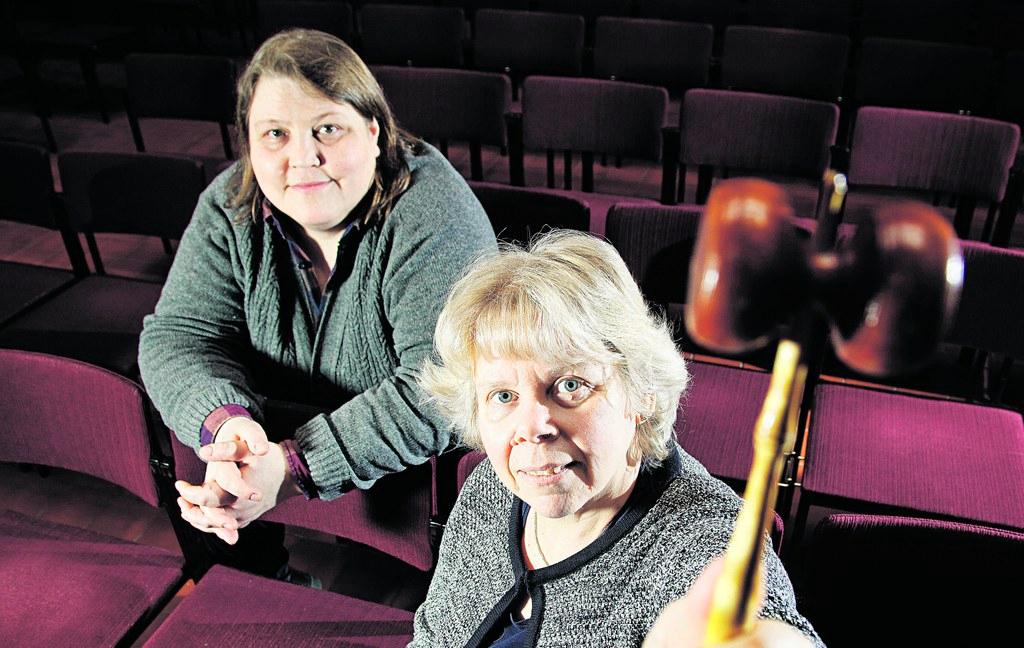 Maallikko puheenjohtajaksi. Anne Lindell valittiin Oulunkylän seurakunnan seurakuntaneuvoston puheenjohtajaksi. Kirkkoherra Ulla Kosonen on ollut tyytyväinen järjestelyyn. Kuva: Sirpa Päivinen