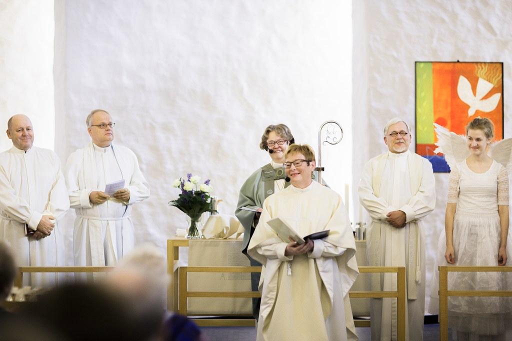 Pirkko Yrjölää olivat asettamassa virkaan Korson seurakuntaneuvoston jäsen Jari Ilmonen, lääninrovasti Jukka Nevala, piispa Irja Askola, Korson entinen kirkkoherra Kari Pekka Kinnunen ja kerhonohjaaja Kia Ek.