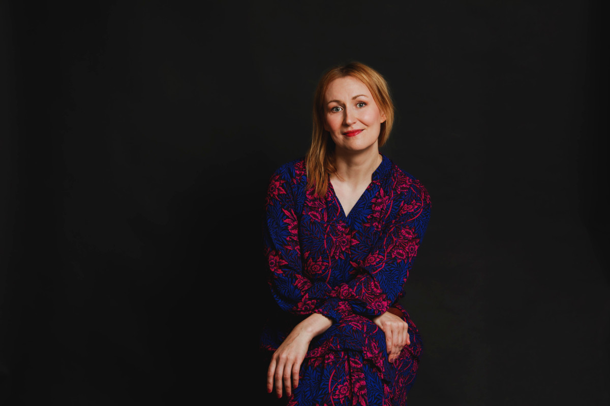 ”Keskimäärin kuolemattomuus ei hirveästi houkuta ihmisiä, kun on tutkittu, kuka haluaisi elää ikuisesti. Näyttää siltä, että suurta valtaa käyttävät, rahakkaat ihmiset ovat tässä asiassa poikkeus”, Tiina Raevaara sanoi Helsingin yliopiston Tiedekulmassa. Kuva: Sabrina Bqain / Like