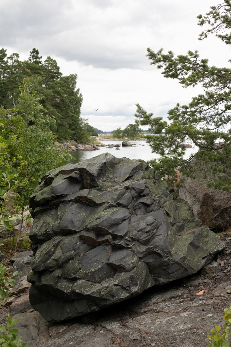 Tämä erikoisesti lohkeillut kivilohkare on Karhusaaren puolella. 