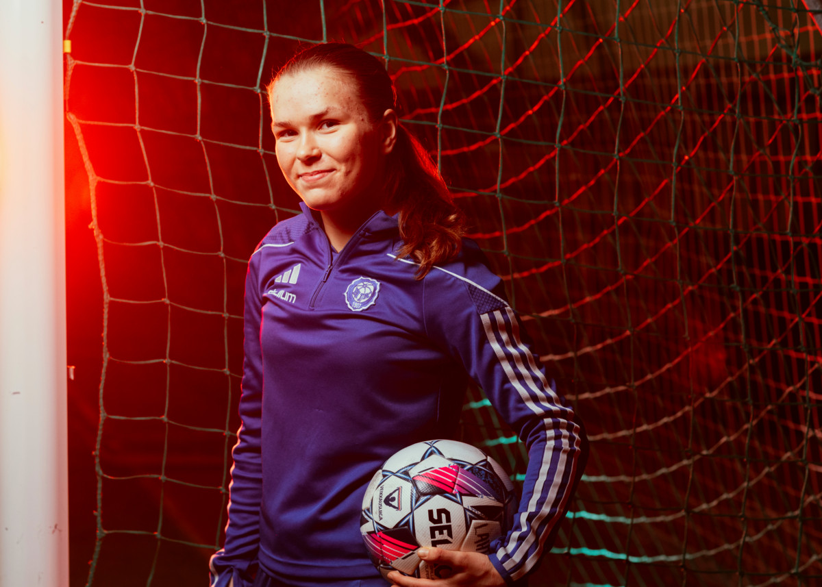 Jalkapalloilija Laura Lahdelle pyhää on ihmisten kunnioittaminen.