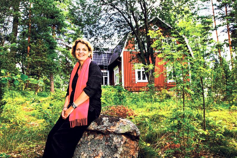 Aito kysymys. Ulla Lumijärvi on huomannut, että yksinkertainen kysymys: ”Mitä sinulle kuuluu?” ja vastauksen levollinen kuuntelu voi olla harvinainen, järisyttävä kokemus. Kuva: Sirpa Päivinen