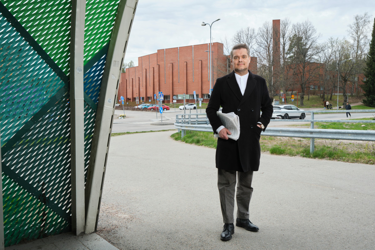 Tuomas Katajala, joka toimii Urkuyö ja Aaria -festivaalin taiteellisena johtajana, suuntaa nuottipino kainalossaan metroasemalta kohti konserttipaikkaa Olarin kirkkoa.