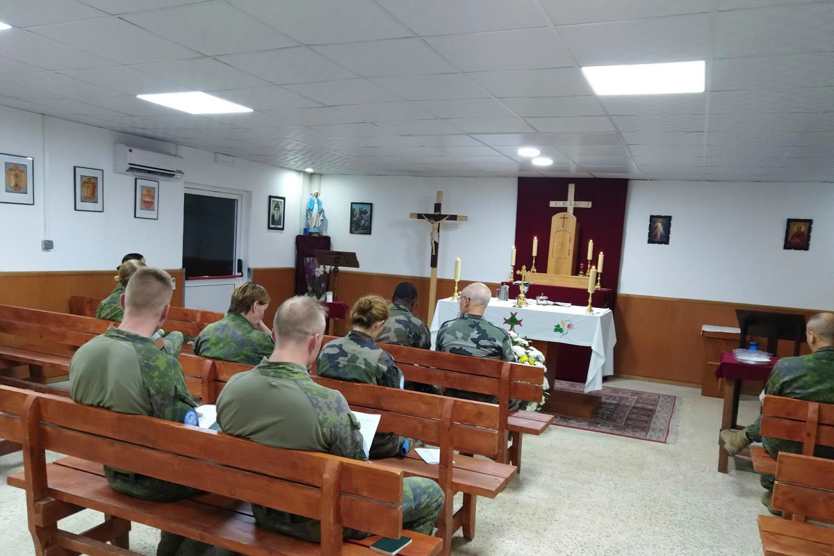 Jumalanpalvelus tukikohdan kappelissa.